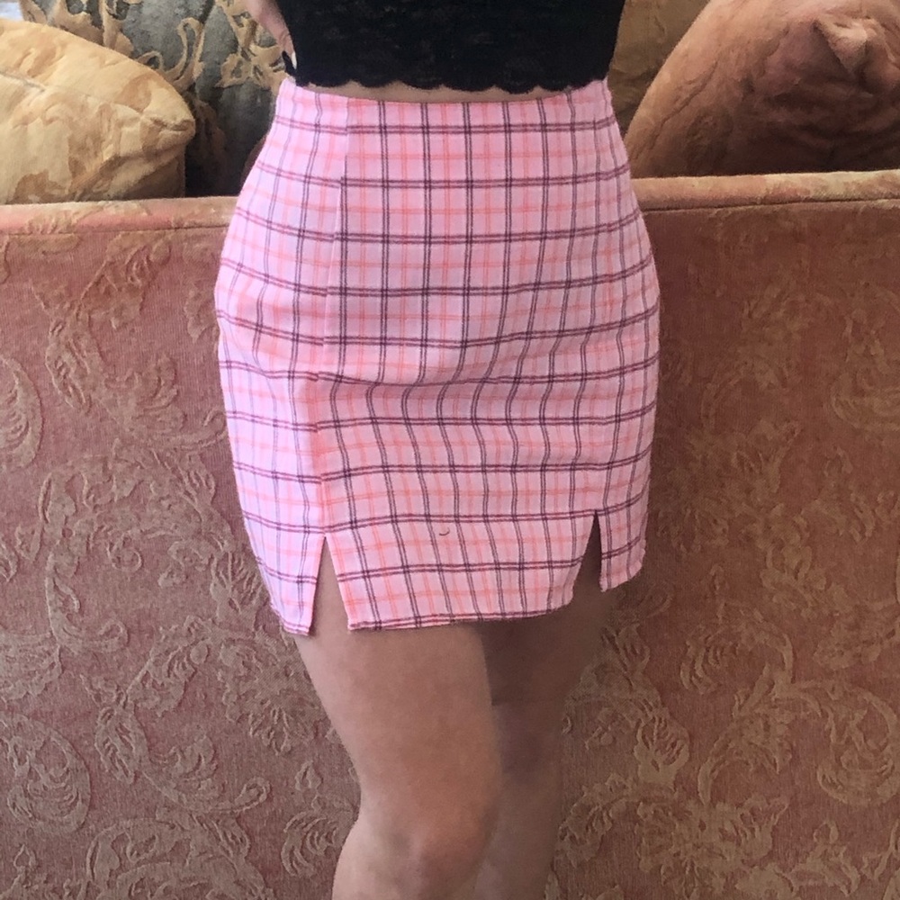 Small pink plaid mini skirt w 2 slits